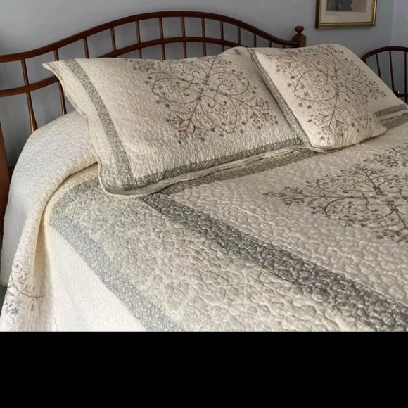 Home Classics Queen Quilt With Shams & Accent Pillow - Picture 3 of 11